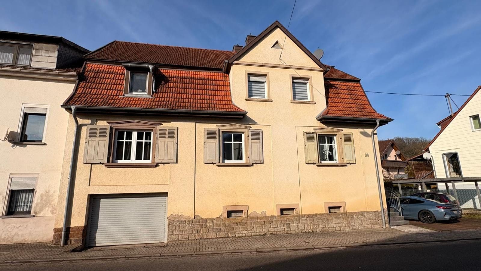 Gepflegtes Zweifamilienhaus in Hangard