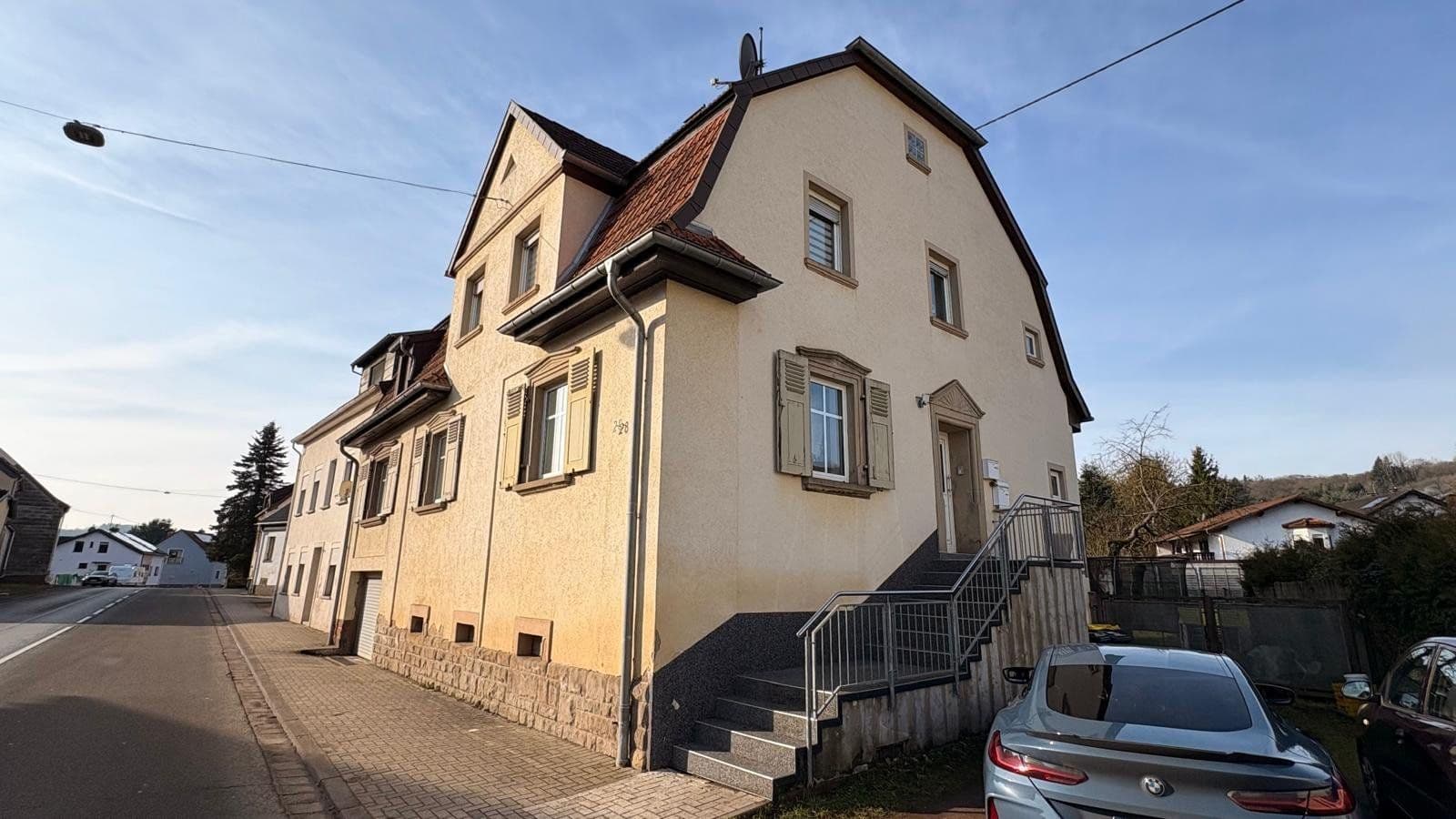 Gepflegtes Zweifamilienhaus in Hangard — Bild 2